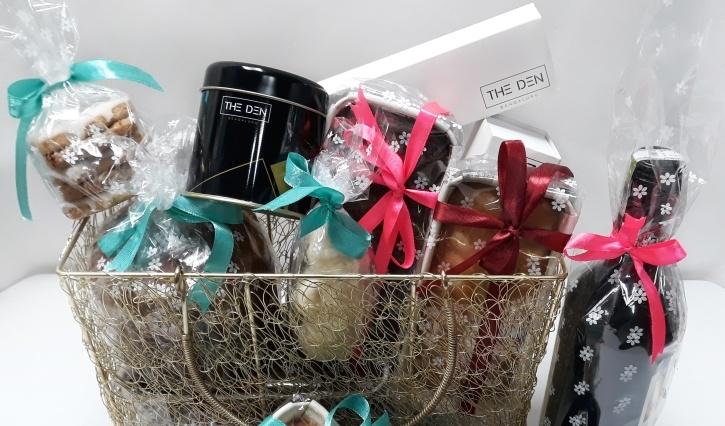 The Christmas gift baskets are what you are looking for to give as a gift
