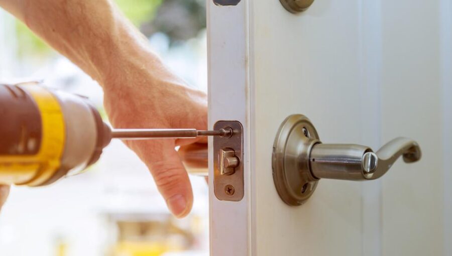The benefit you will get after choosing the qualified service of Locksmith (Slotenmaker)